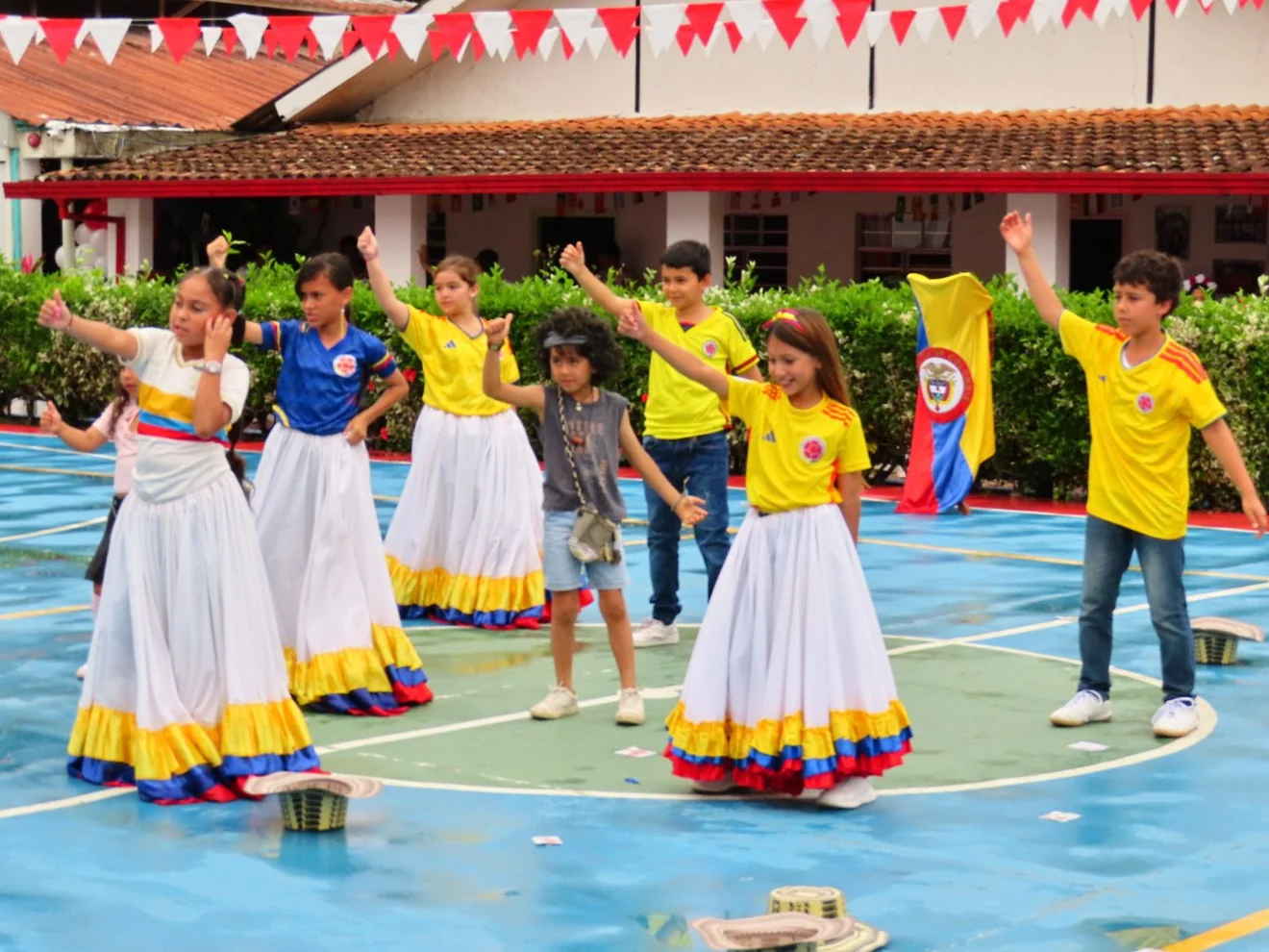Presentación cultural en el patio del Liceo