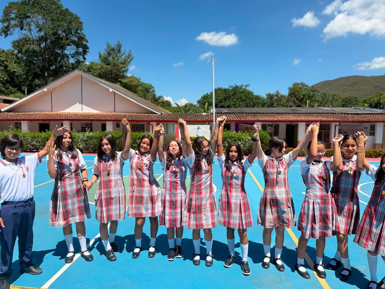 Estudiantes en una actividad cultural en el campus real del Liceo