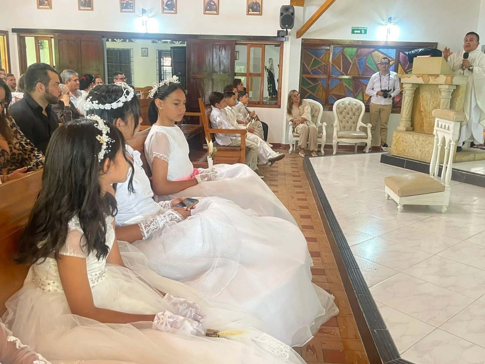 Estudiantes participantes en una celebración de Primera Comunión.