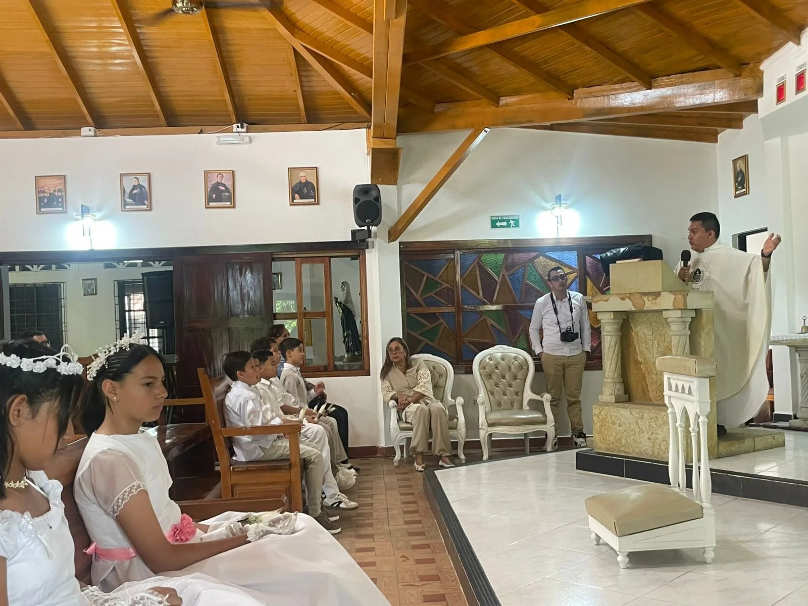 Comunidad reunida para una ceremonia de Primera Comunión.