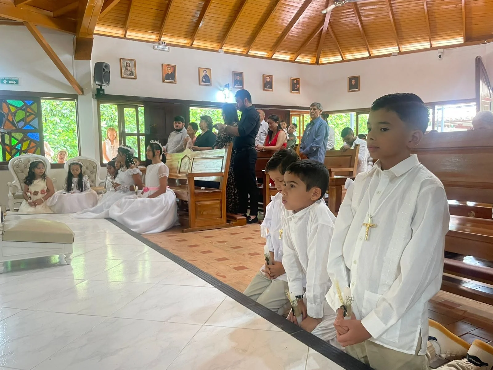 Grupo de estudiantes en una ceremonia de Primera Comunión.