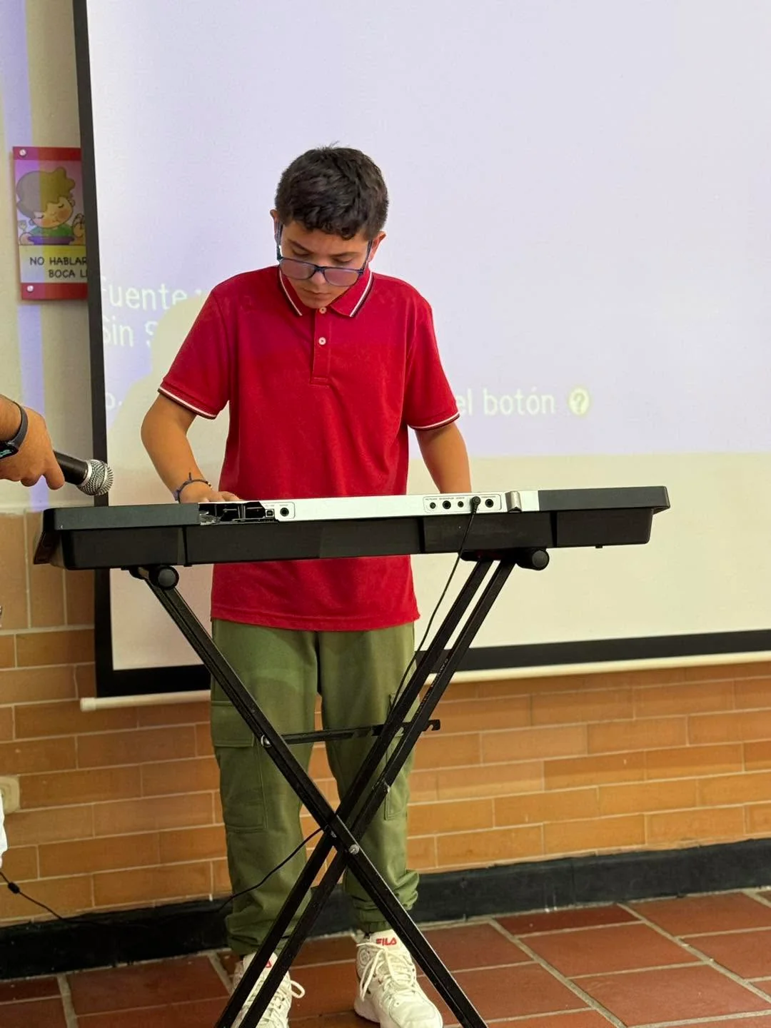 Interpretación de teclado en una actividad de la comunidad escolar.