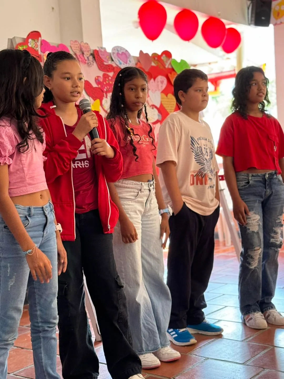 Presentación de estudiantes en una celebración escolar.