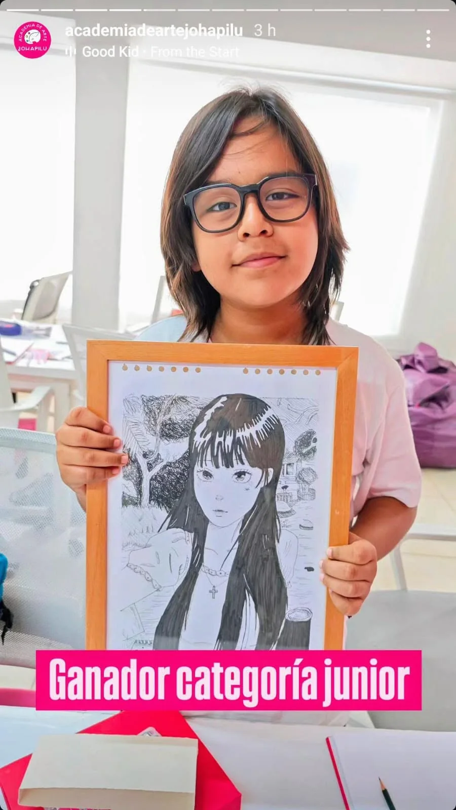 Estudiante muestra un dibujo realizado como expresión artística.