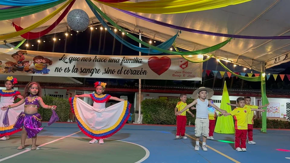 Danza con vestuario tradicional del colegio