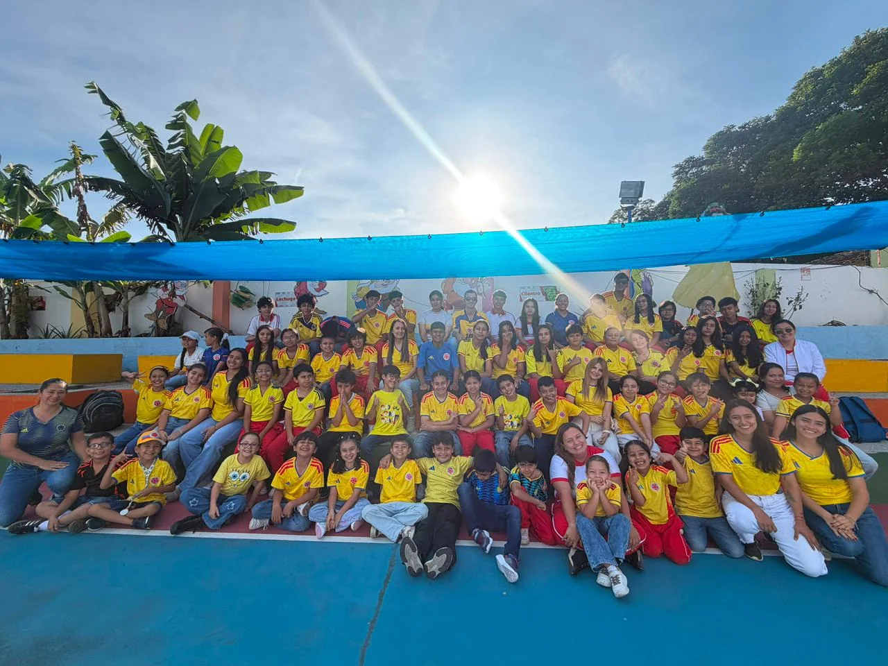 Comunidad estudiantil reunida en la cancha del Liceo